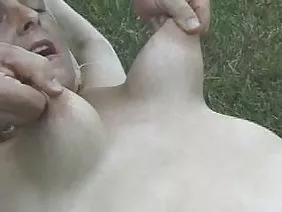 有大胸部的浅黑肤色的男人跳跃在朋友的炖煮的食物