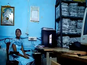 性年轻加上成熟的金发女郎