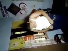 我看着我的妹妹后面，并在她的阴部操
