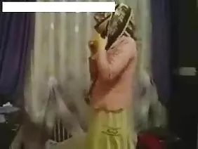 军事乱搞浅黑肤色的男人在汽车在森林