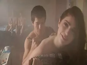 这位年轻的女士打开了她男友的后门