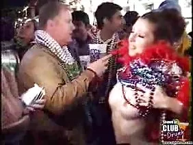 在猫中玩弄华丽的​​脱衣舞娘