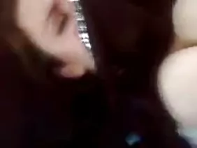 性感的年轻女士在阴茎后拿了一个朋友的公鸡