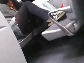 金发女郎在户外爱抚自己