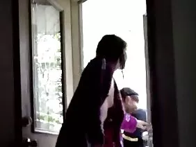 白色的荡妇揉她的阴部黑人大男人