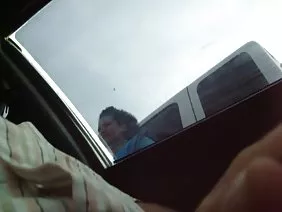 成熟的女人诱惑她的儿子的朋友放荡，给他一个口交和抽搐