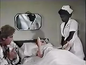 这两个苗条的黑发人患有癌症