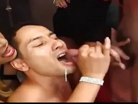 男人残酷地被两个华丽的女士们搞砸了