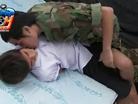 黑人撕毁屁股白色的黑发