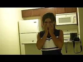 老人顽皮的男孩性交桌面上的性感年轻男子