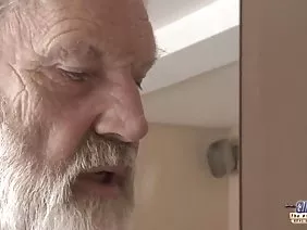 爷爷轮流他妈的顽皮的孙女