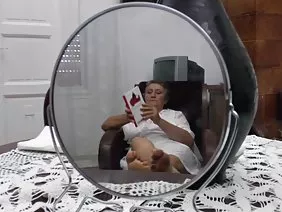 撕裂和充满暨一个小鸡的洞