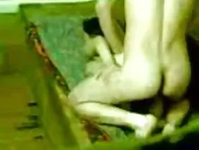 更衣室里的黑人拉着白人上的男人。