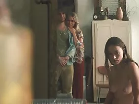 害羞的家伙喜欢两个毛茸茸的阴道