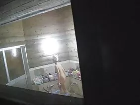 他妈的在长沙发的图书馆里的年轻夫妇