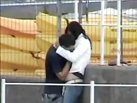 两个女孩吮吸一个绅士的家伙