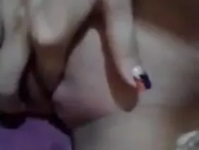 婊子吸吮并跳上车内的公鸡成员