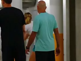 明亮，苗条的妓女喜欢参加专业的色情照片拍摄