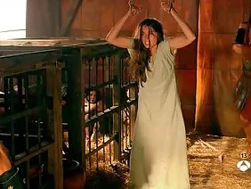 虽然妻子不在家，但丈夫却在沙发上找到一位漂亮的护士。