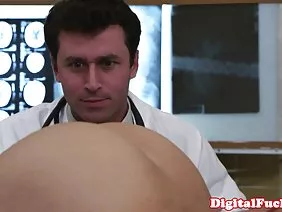 在被刮的阴道的健康的家伙性交拉提纳
