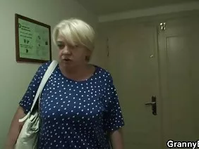 油腻的金发女郎与库尼之后的绅士乱搞