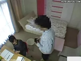 角质小鸡在她的嘴里有一个精子海