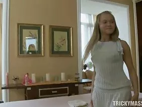 金发女郎，非常大的胸部自慰剃光猫等待她的先生。