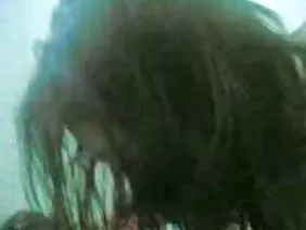 他在楼梯上拉着他年轻的情妇多汁的阴茎