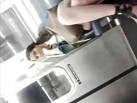 俄罗斯他妈的和一个年轻的宝贝在沙发上
