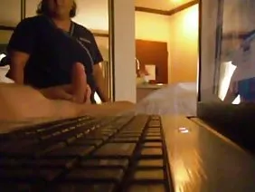 成熟的小鸡用巨大的假阳具做肛门拳交