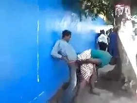 一个非常瘦的男人拉两个单位