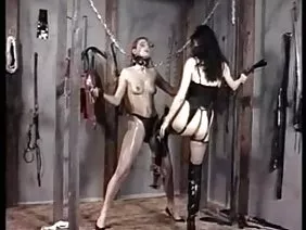 一个年轻的美女用诽谤自欺欺人
