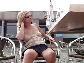 脆弱的金发女郎积极吮吸她的男朋友