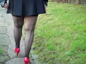 年轻的成年人在洞中乱搞邻居