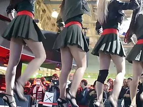 辣妹被送给不同姿势的朋友