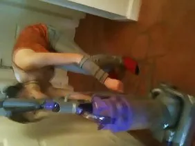 性感的金发女郎自慰在厨房里