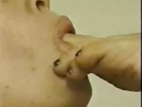 将一个脉动装置塞进了娇媚的弹性屁股