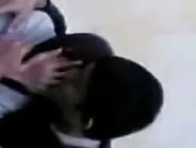 厚厚的公鸡乱搞年轻的玫瑰在她的阴部
