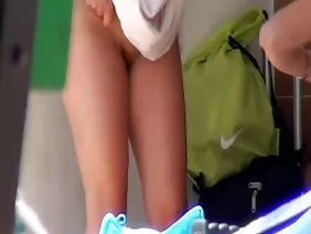 当他们想要的时候，两个女人带着那个男人休息并操蛋