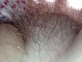 那家伙抓住了一位经验丰富的女人的阴部