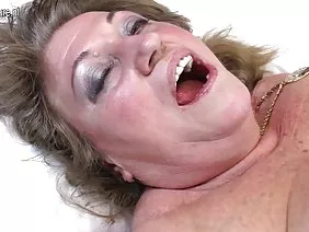 美丽的女孩很好地跳舞和爱抚自己