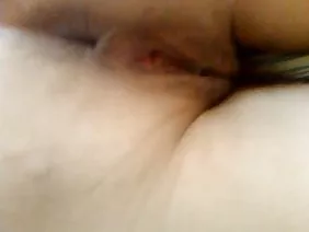 穿着长袍的可爱用手猛拉