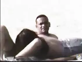 这个家伙在醉酒的金发女郎身上很难受