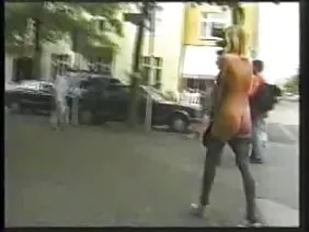 放她的癌症的Musolit金发碧眼的女人猫