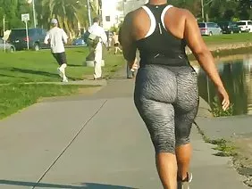 性感的乳头在她的祖父面前展开她的双腿