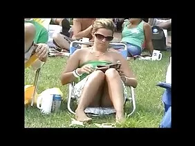 金发女郎的阴部巨大的橡胶阴茎