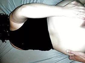 有一个青少年黑发在洞里暨入她