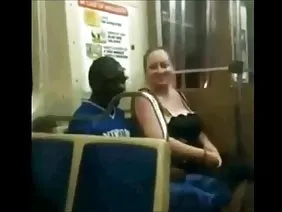 大屁股的黑发女郎做口交和肛门