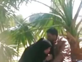 两位祖父认为这位年轻的孙女