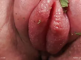医生在朋友面前检查俄罗斯处女